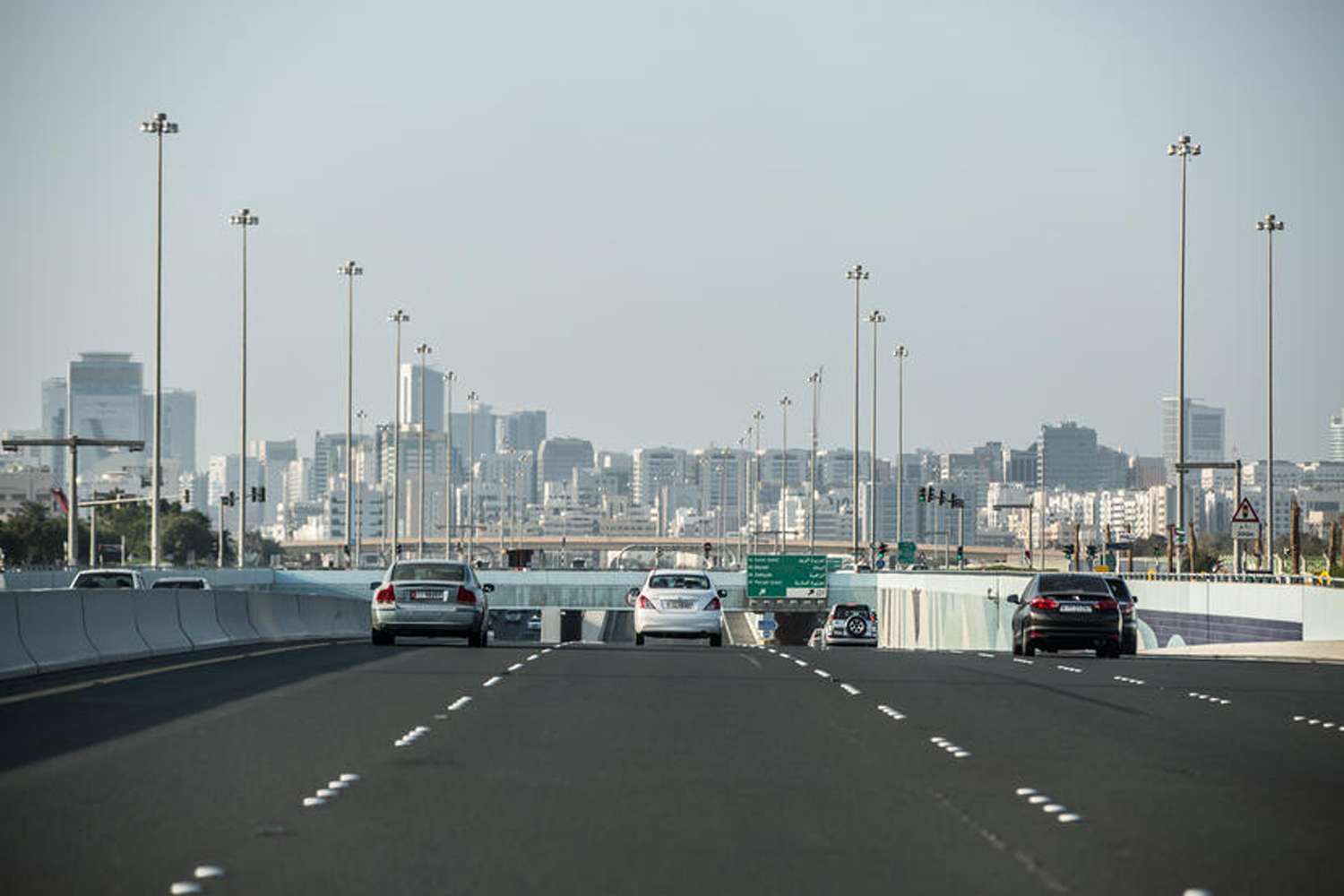 Дубай трасса. Дорога Дубай Абу Даби. Абу Даби улицы. ОАЭ улицы Абу Даби. Шоссе Дубай Абу Даби.
